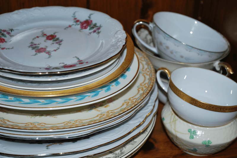 11 Popular Thrift Store Pieces For California-Style Interiors - Decor Hint Collect Mismatched Dinnerware For Casual Entertaining
