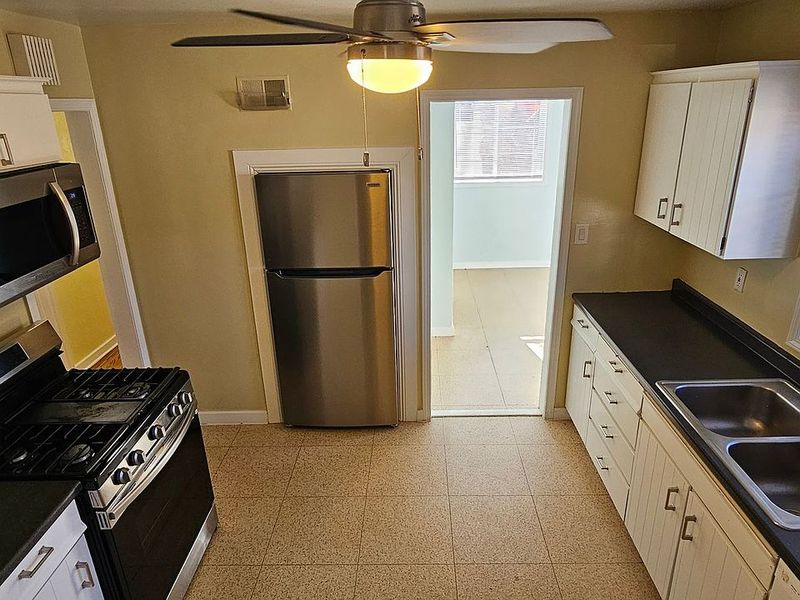15 Kitchen Dealbreakers Nevada Homebuyers Can't Stand, According To Designers - Decor Hint Low-End Or Mismatched Appliances