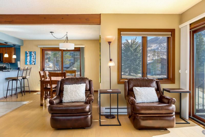 8 Pieces In Montana Homes That Lost Worth Fast And 3 That Had None From The Start - Decor Hint Wall-to-Wall Carpeting
