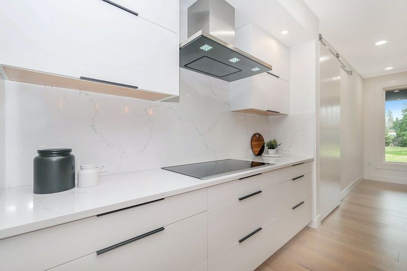 Designers In Washington Say Goodbye To These 9 Kitchen Trends And Hello To These 9 - Decor Hint Flat-Panel Cabinet Doors