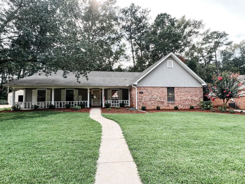 13 Southern-Ready Exterior Design Ideas Taking Over Mississippi Homes - Decor Hint Two-Tone Exterior Paint Schemes