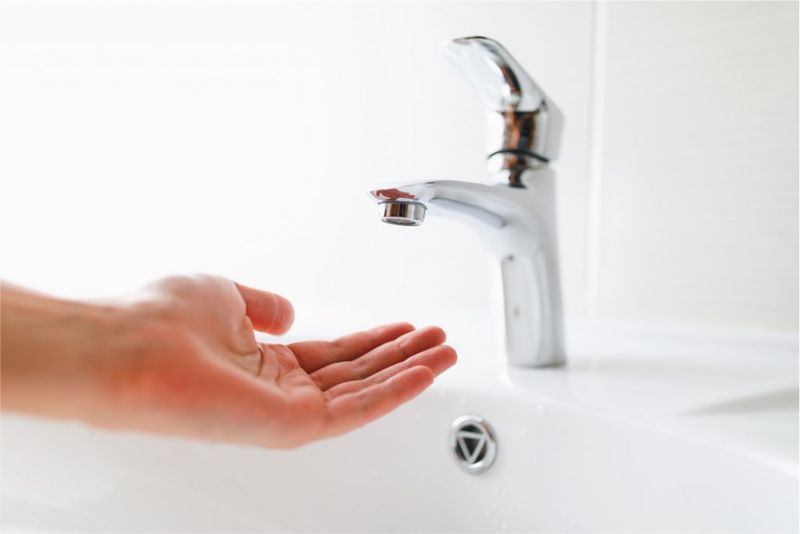 18 Red Flags Home Buyers Notice First About Your House (Plus 4 Deal Breakers) - Decor Hint Low Water Pressure