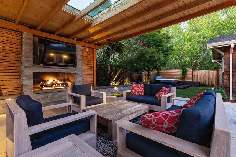 12 Effortlessly Cool Outdoor Spaces You'll Spot All Over California Neighborhoods - Decor Hint Living Room Patios