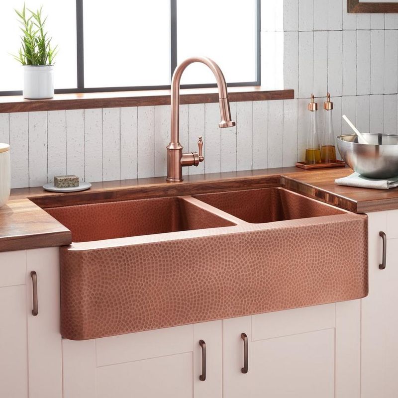 7 Kitchen Designs On Their Way Out In PA And 6 That Continue To Impress - Decor Hint Farmhouse Sinks (Continue to Impress)