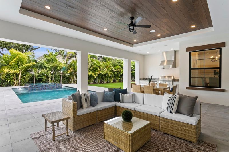 Florida's Real Estate Shift: 9 Home Types Losing Value By 2025 (And 11 Set To Soar) - Decor Hint Homes With Outdoor Living Rooms