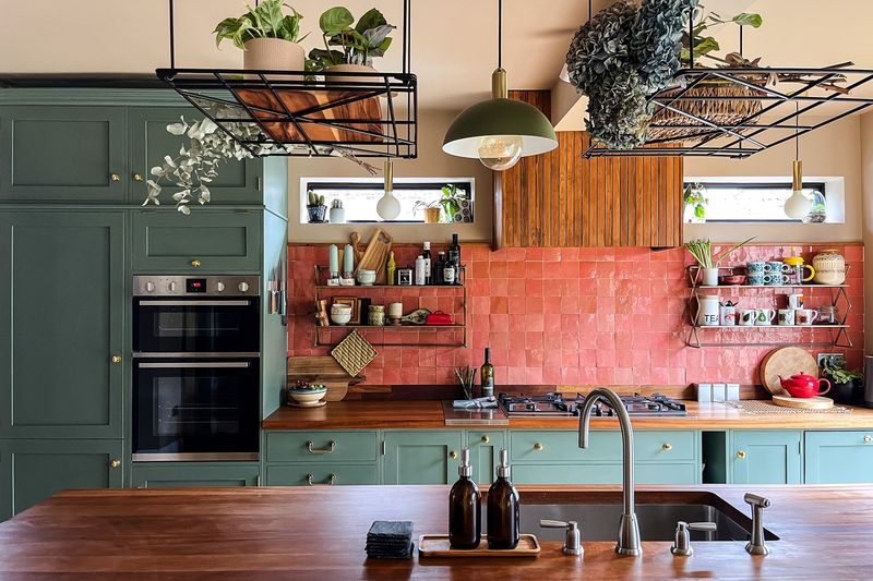 25 Old Fashioned '80s Kitchen Cabinet Trends That Everyone Wants In 2025 - Decor Hint Visible Hinges And Hardware