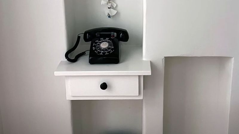 22 Photos That Show What American Homes Truly Looked Like 100 Years Ago - Decor Hint Telephone Nooks
