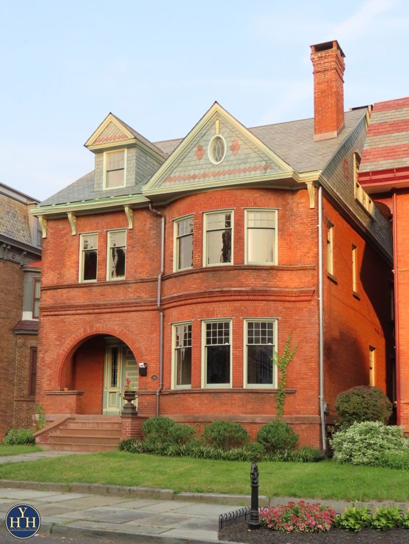 9 Vintage Houses That Still Look Exactly Like They Did Years Ago - Decor Hint Brick-and-Stone Facade Home: Industrial Revolution Elegance