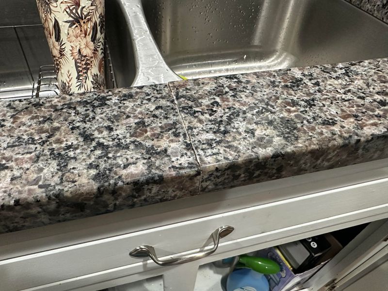 18 Kitchen Red Flags That Make New York Buyers Think Twice, According To Designers - Decor Hint Low-Quality Countertops