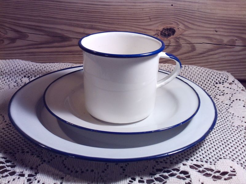Grandma Was Right – 22 Vintage Home Staples Making A Comeback - Decor Hint Enamelware