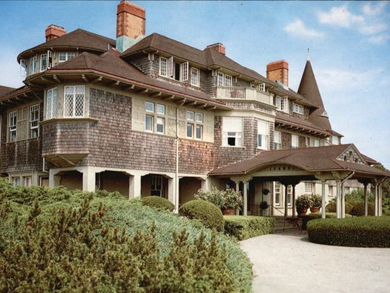 Belcourt Castle