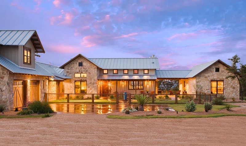 What Makes Texas Homes So Unique? 10 Signature Design Features - Decor Hint Sprawling Ranch Designs