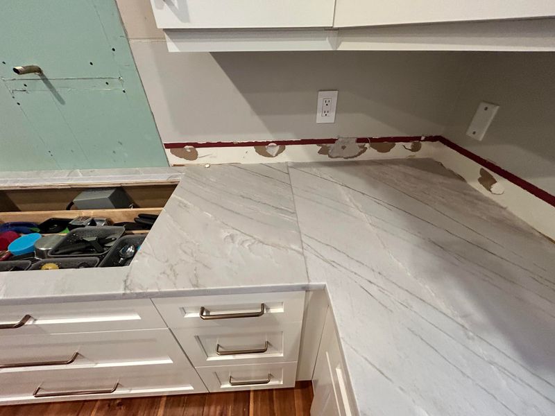 22 Items Designers Say Make Your Kitchen Look Cheap - Decor Hint Laminate Countertops With Visible Seams
