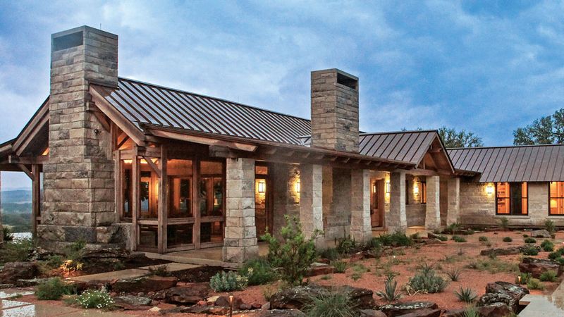 12 Bold Exterior Touches From Texas Ranches Gaining Popularity - Decor Hint Rustic Timber Beams