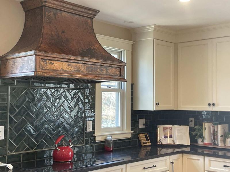 19 Differences Between A French Country Kitchen And An English Country Kitchen, Designers Explain - Decor Hint Range Hood Treatments