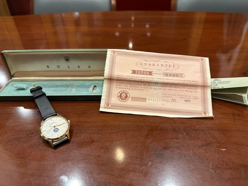 Thinking Of Selling Grandma's Antiques? Here Are 22 Things That Could Be Worth Thousands - Decor Hint Vintage Watches