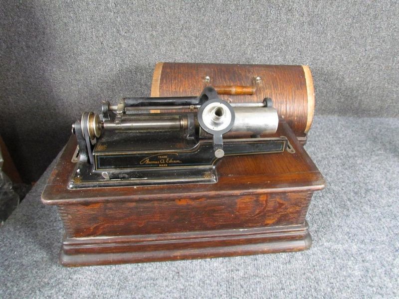 Score Big On 14 Rare 1900s Finds Discovered In Virginia's Dusty Attics - Decor Hint Vintage Phonographs And Gramophones