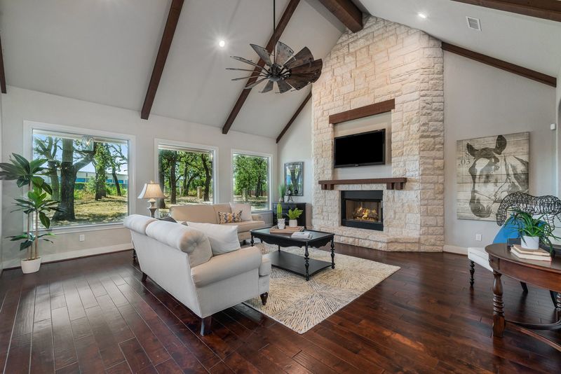 10 Southern Design Elements That Capture The Essence Of Dallas Homes - Decor Hint Statement Stone Fireplaces