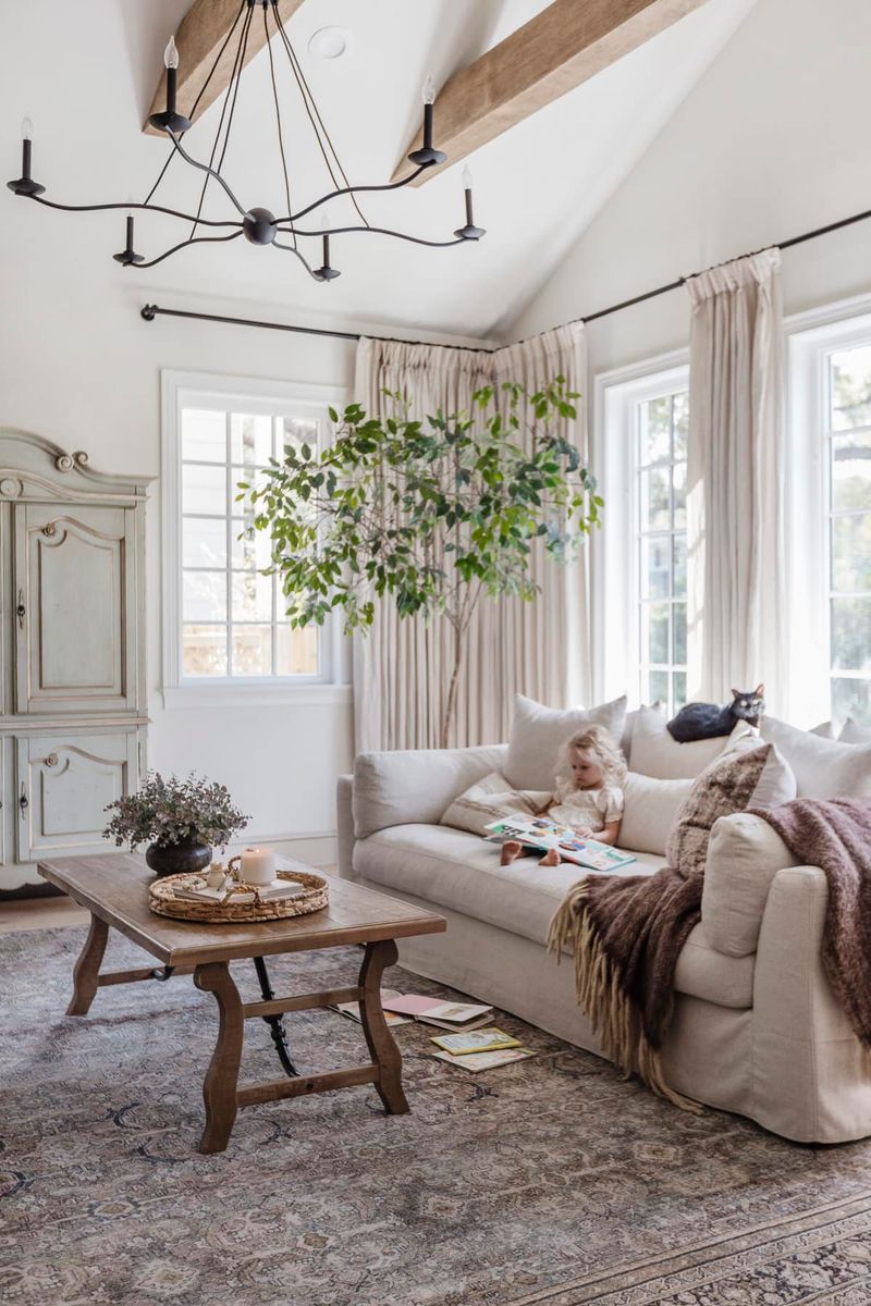 15 Farmhouse Trends Ohioans Will See Again In 2025 Plus 5 Already Taking Over - Decor Hint Linen Slipcovered Furniture
