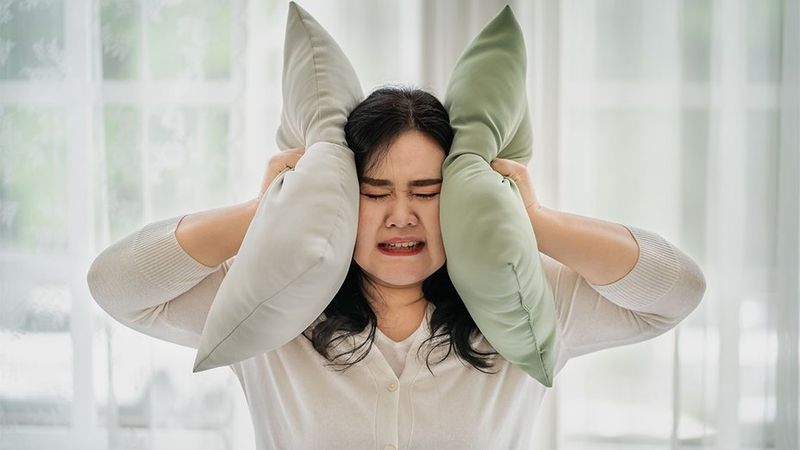 18 Red Flags Home Buyers Notice First About Your House (Plus 4 Deal Breakers) - Decor Hint Noisy Neighborhood