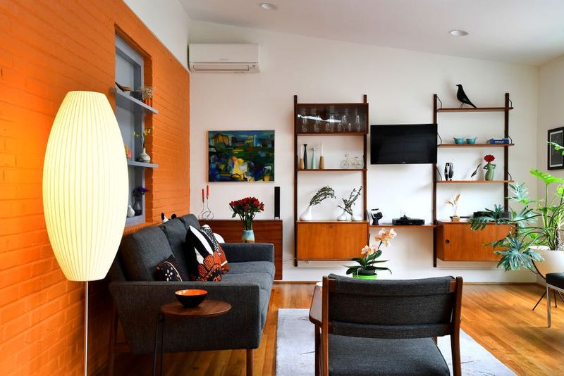 5 Interior Pieces To Avoid And 5 That Designers Say Are Here To Stay - Decor Hint Outdated: Accent Walls