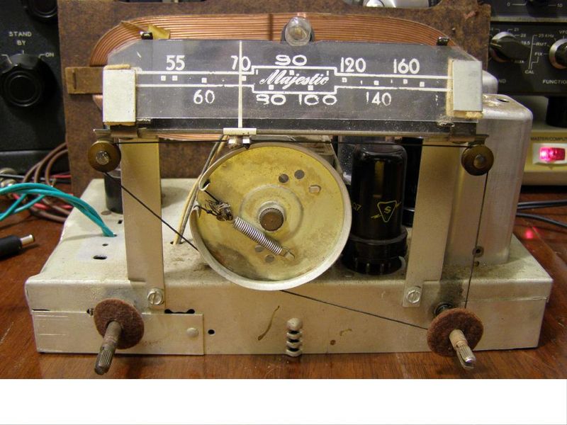 10 Types Of Antiques That Lose Value Over Time And 6 That Are Now Totally Worthless - Decor Hint Non-working vintage radios or phonographs