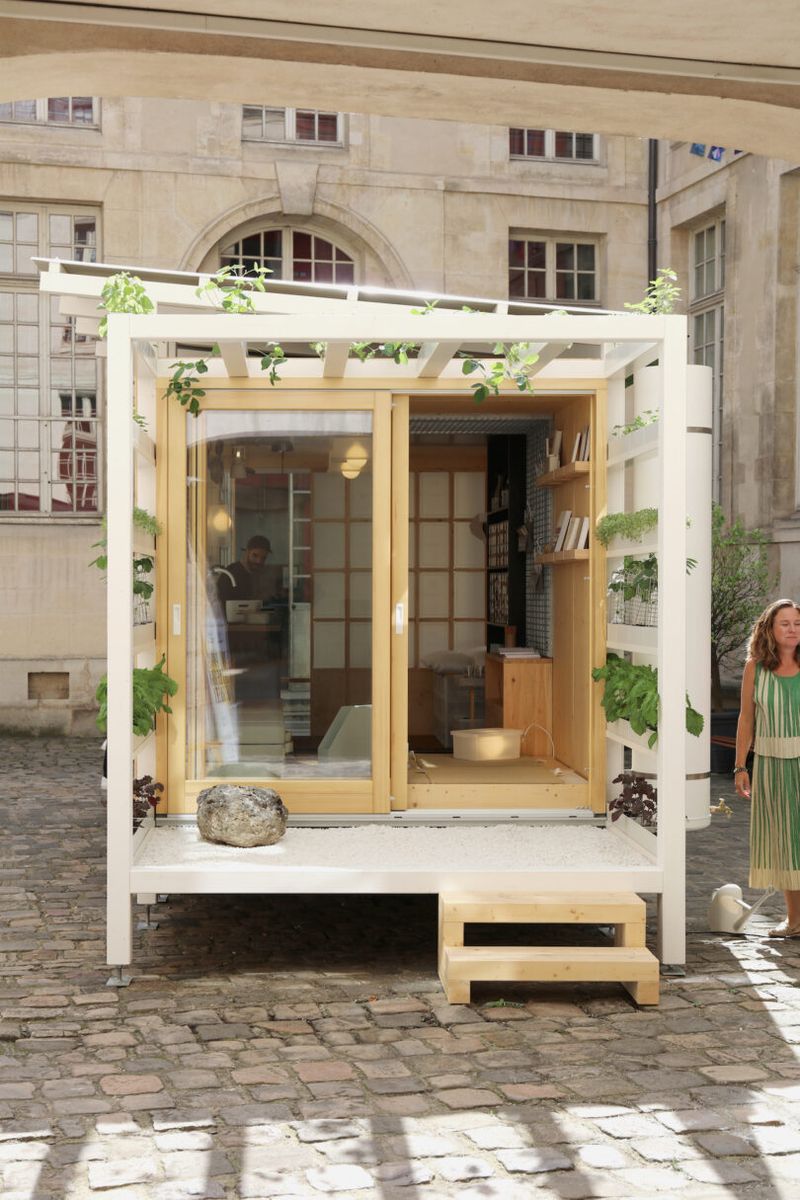 Fold-out Vertical Studio Box