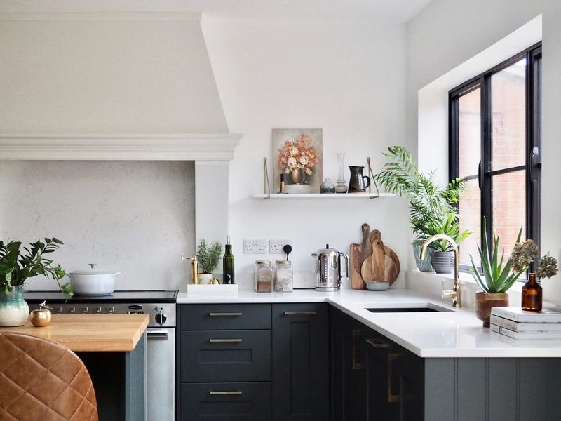 7 Massachusetts Kitchen Trends Losing Popularity And 9 Still Favored - Decor Hint Black And Dark Wood Cabinetry Falling Into Shadow