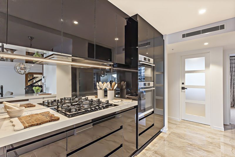 9 Underrated Paint Colors Designers Always Use In Kitchens (And 9 They Say To Stay Away From) - Decor Hint High-Gloss Black (Stay Away)