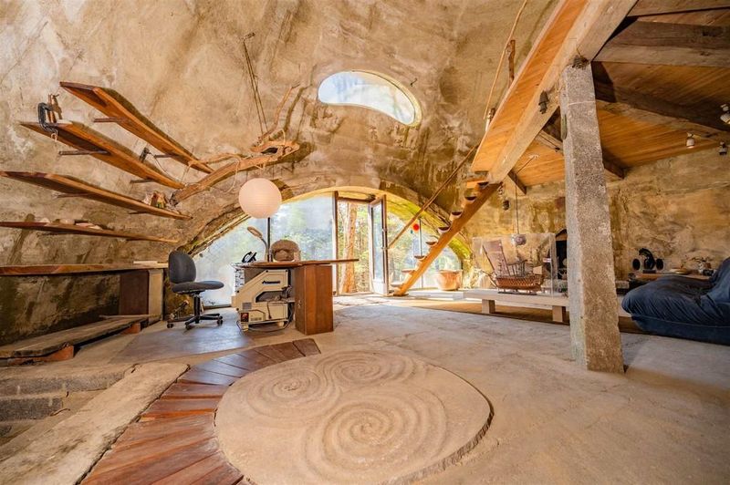 Inside 13 Of The World's Most Amazing Underground Homes - Decor Hint Underground Dome