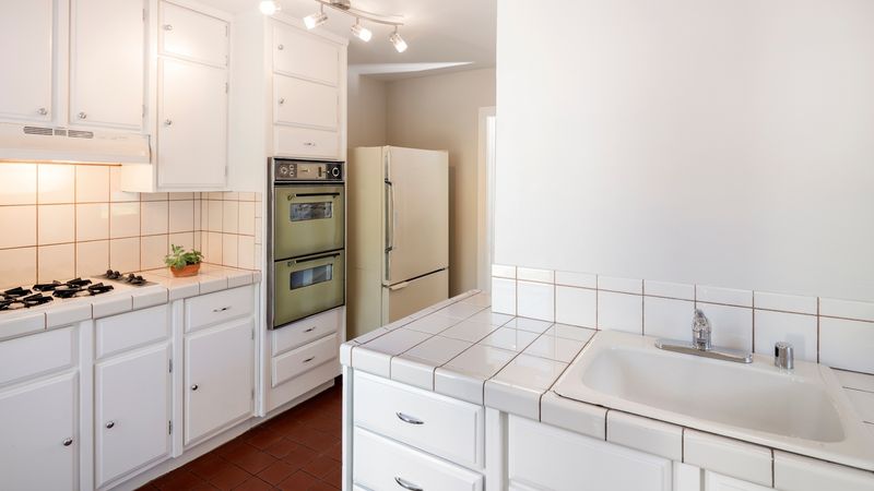17 Kitchen Design Choices In Alabama Homes That Buyers Often Dislike - Decor Hint Inconveniently Positioned Or Insufficient Electrical Outlets