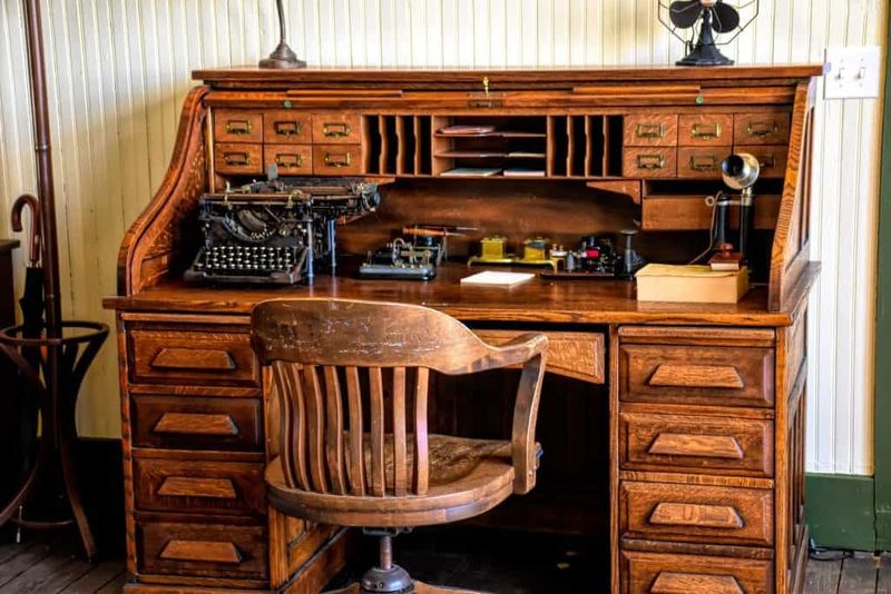 19 Interior Trends That Are Making Antique Collecting Cool Again - Decor Hint Vintage-Inspired Home Offices