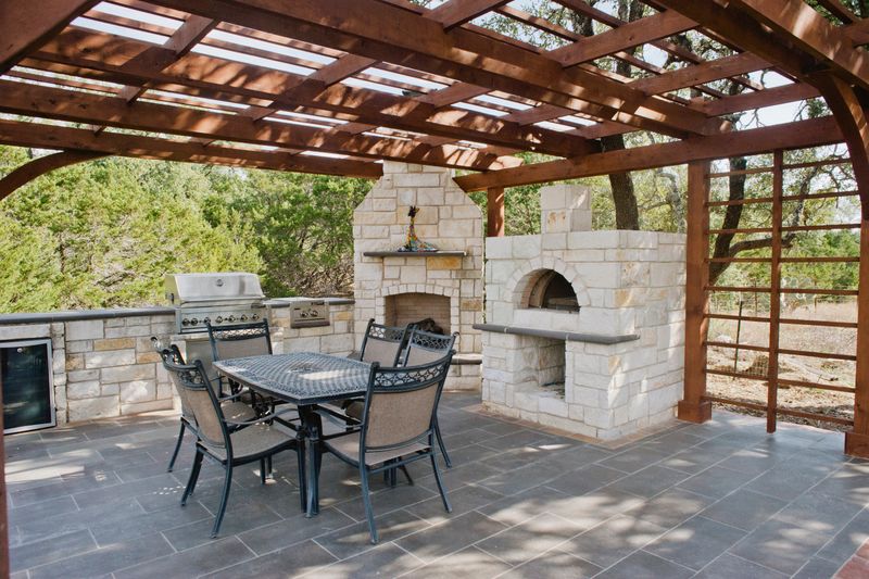 13 Things That Prove Outdoor Living In New Mexico Stays Effortlessly Charming - Decor Hint Rustic Wooden Pergolas And Shade Structures