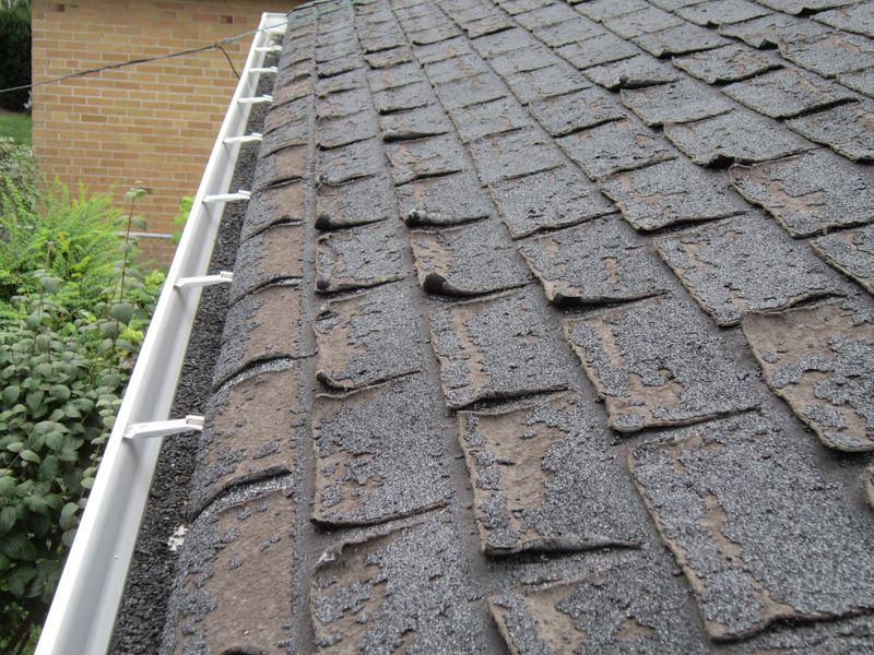 18 Red Flags Home Buyers Notice First About Your House (Plus 4 Deal Breakers) - Decor Hint Old or Damaged Roof