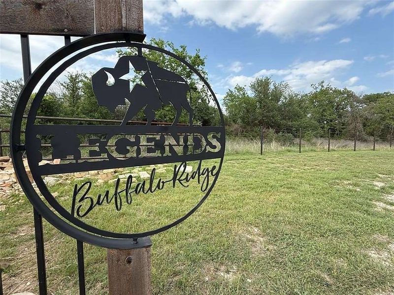 12 Bold Exterior Touches From Texas Ranches Gaining Popularity - Decor Hint Vintage Ranch Signage