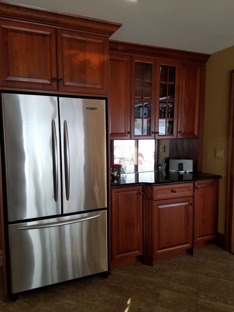 16 Kitchen Shades Chicago Kitchens Are Ditching In 2025 (Plus 4 That Were Never Cool) - Decor Hint Dark Cherry Red Gets Chopped