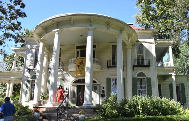 16 Secluded Texas Mansions Stretch Out In The Lone Star State - Decor Hint Tyler Colonial