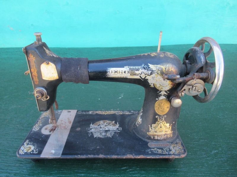 10 Types Of Antiques That Lose Value Over Time And 6 That Are Now Totally Worthless - Decor Hint Old sewing machines in poor condition