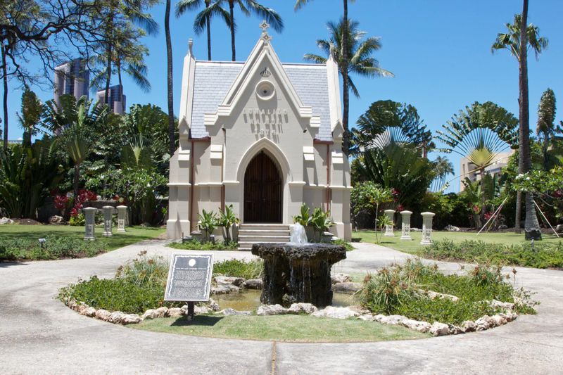 Visit Iolani Palace In The Heart Of Honolulu, Hawaii - Decor Hint Royal Tombs & Legacy