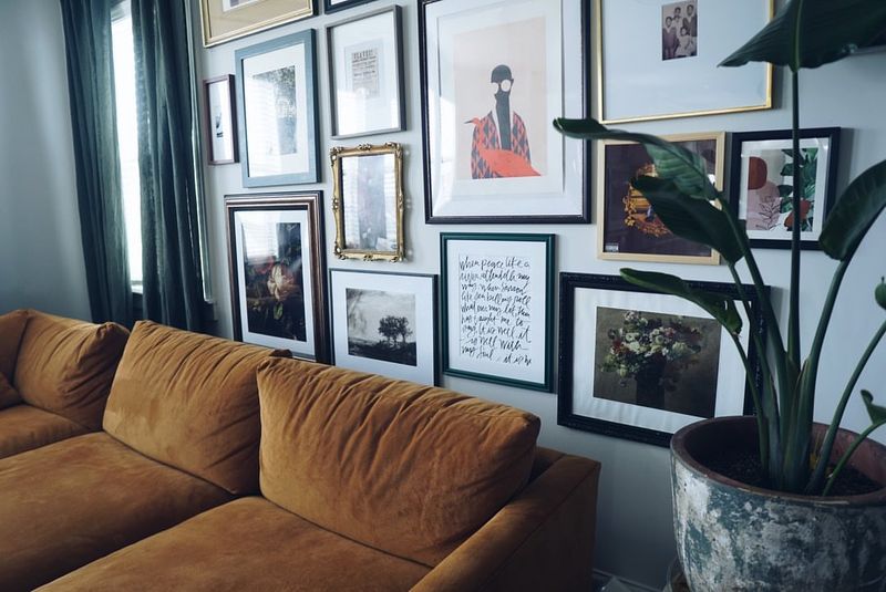16 Stylish And Creative Ideas To Transform Your Living Room - Decor Hint Gallery Wall Expression