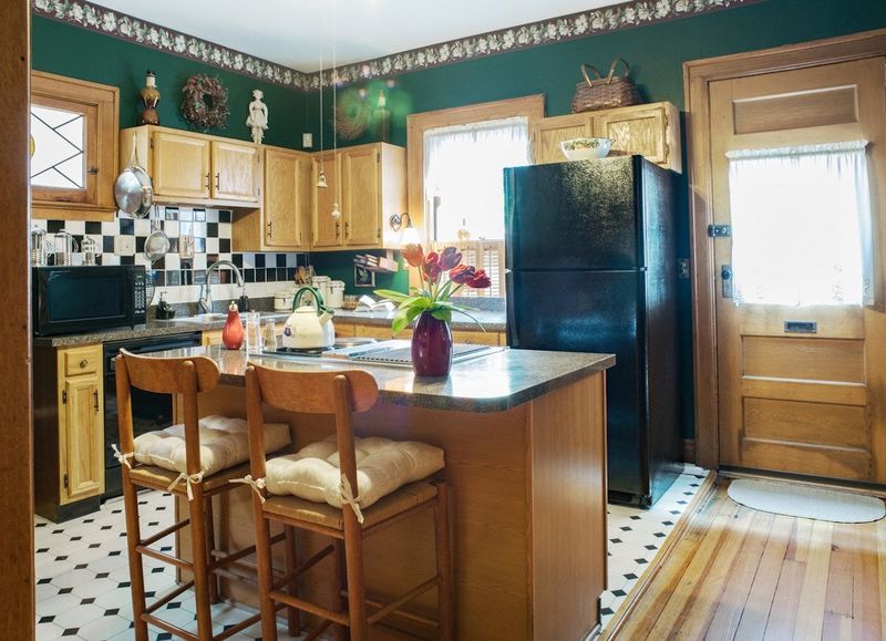 25 Outdated Home Decor Mistakes Everyone Probably Makes - Decor Hint Wallpaper Borders