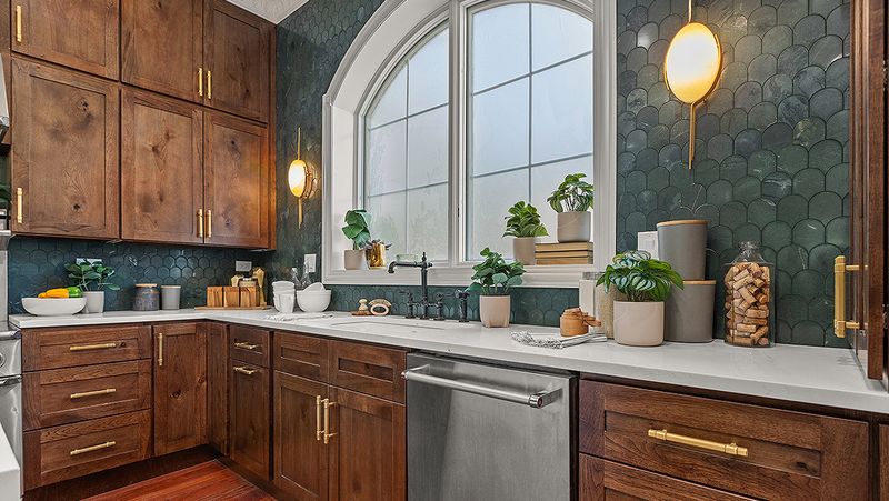 14 Kitchen Mistakes New Mexico Homebuyers Can't Unsee, According To Designers - Decor Hint Hardware Horror Stories