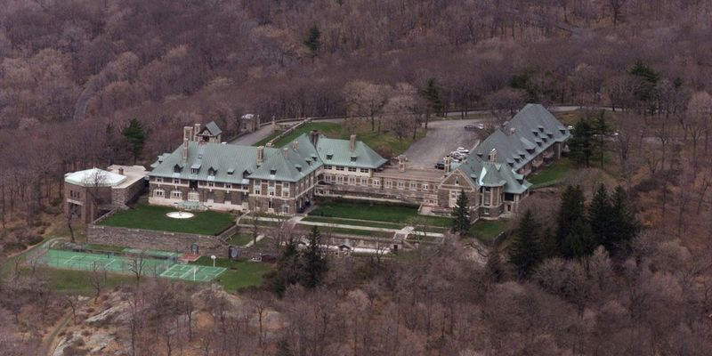17 Most Magnificent Mansions Built By America’s Robber Barons - Decor Hint Arden House – Edward Henry Harriman