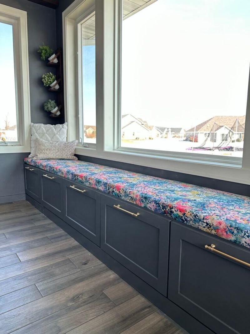 24 Screened-In Porch Ideas That Will Make Your Home The Ultimate Retreat - Decor Hint Built-In Bench Seating