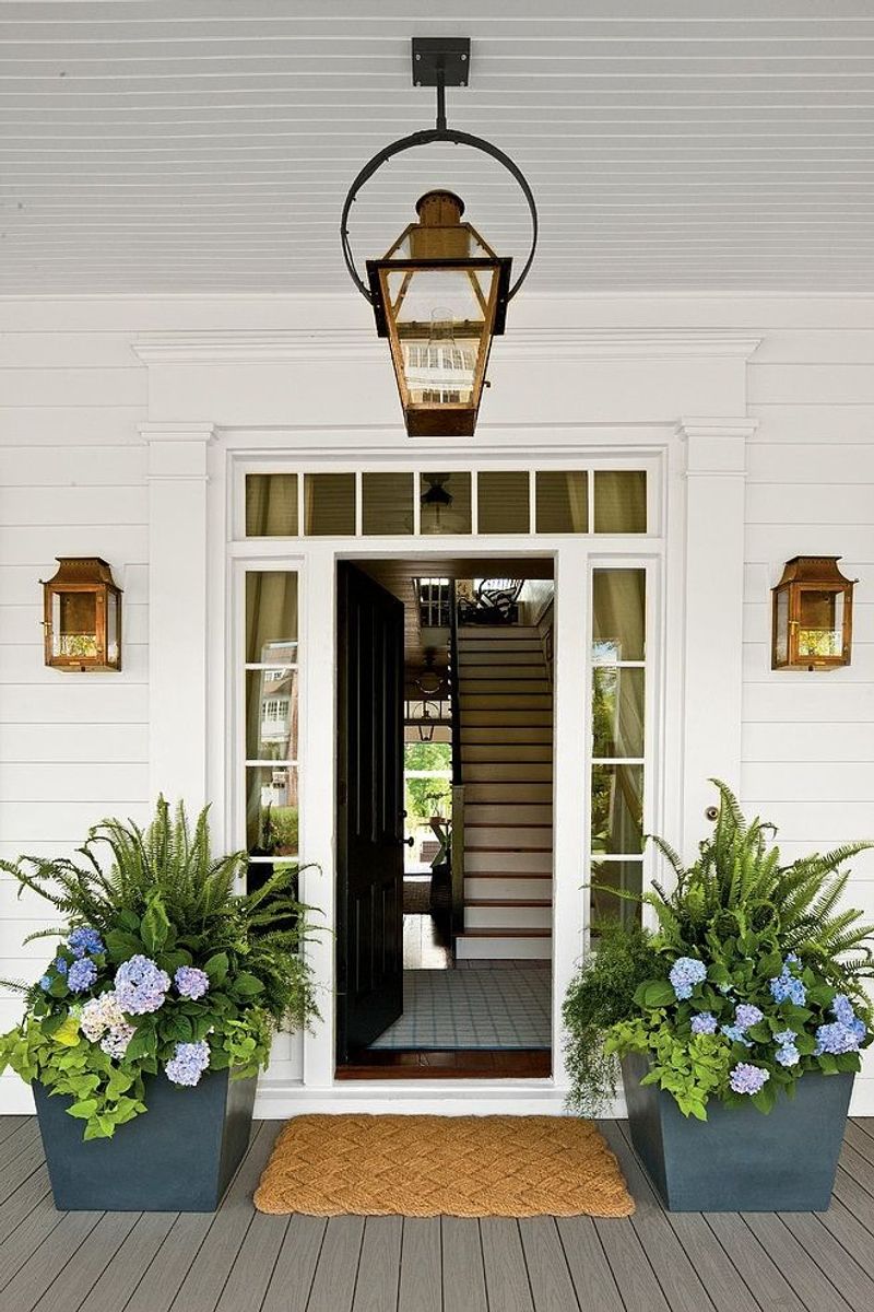 10 Signature Southern Design Elements Found In Georgia Homes And 3 You Simply Can't Skip - Decor Hint Statement Lantern Lighting