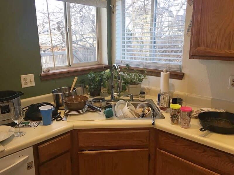8 Kitchen "Icks" That Instantly Turn Off Homebuyers, According To Real Estate Pros - Decor Hint Cluttered Countertops and Cabinets