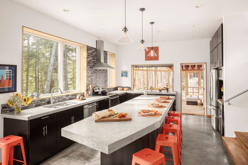 11 Kitchen Styles Falling Out Of Favor In Florida (And 11 That Are Here To Stay) - Decor Hint Bulky kitchen islands