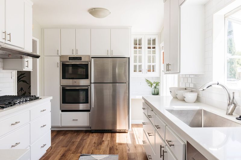 7 Massachusetts Kitchen Trends Losing Popularity And 9 Still Favored - Decor Hint Quartz Countertops Proving Their Staying Power