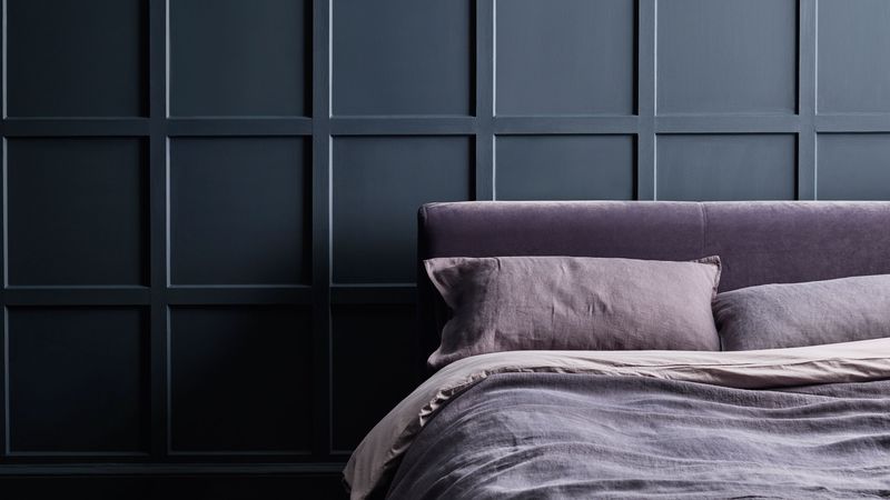 17 Colors Interior Designers Always Tell Clients To Use In A Bedroom - Decor Hint Charcoal Gray