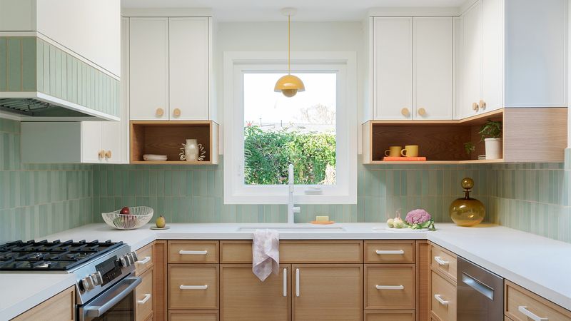 25 Old Fashioned '80s Kitchen Cabinet Trends That Everyone Wants In 2025 - Decor Hint Two-Tone Cabinet Combinations